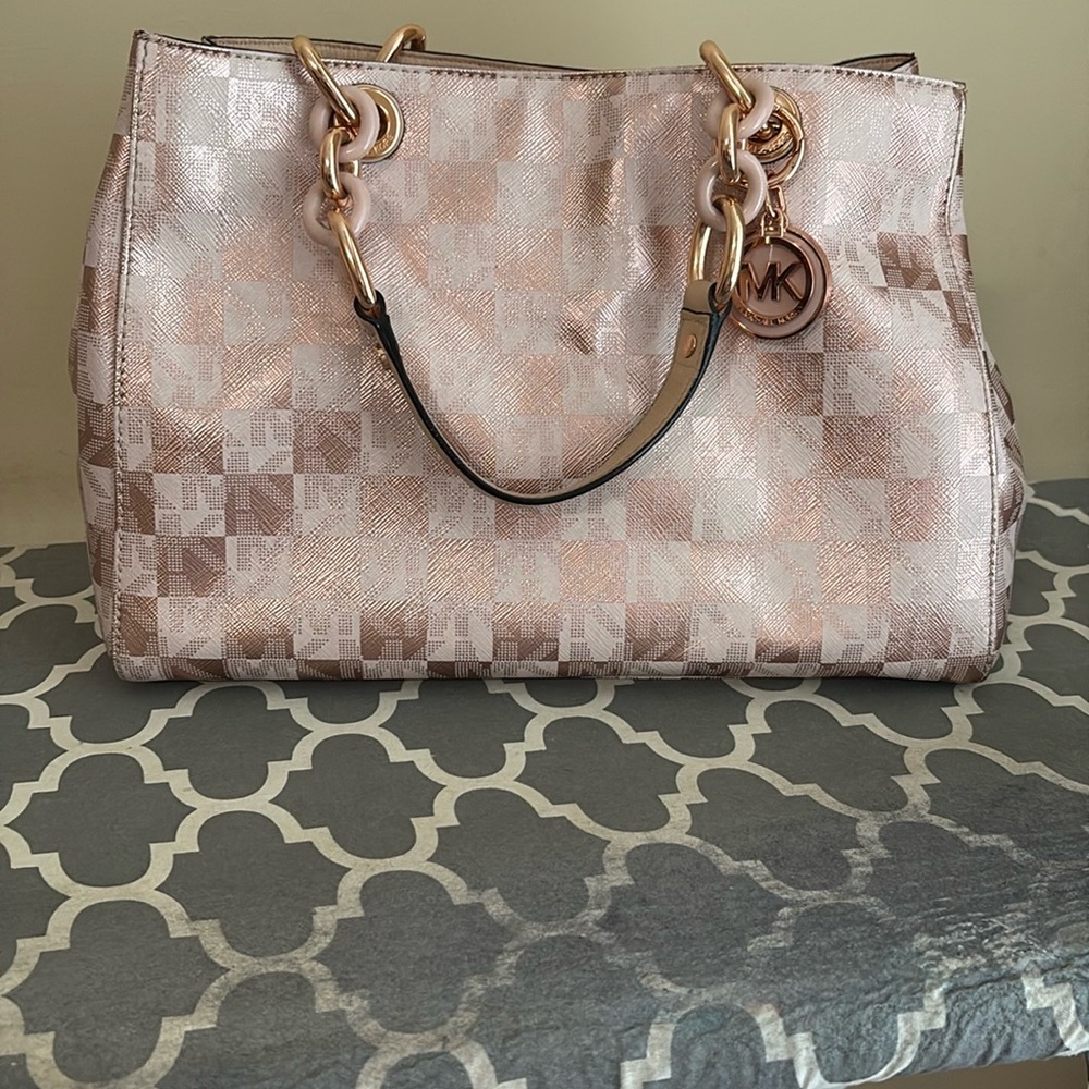 Michael Kors Gold Shoulder Bag Elegant Design